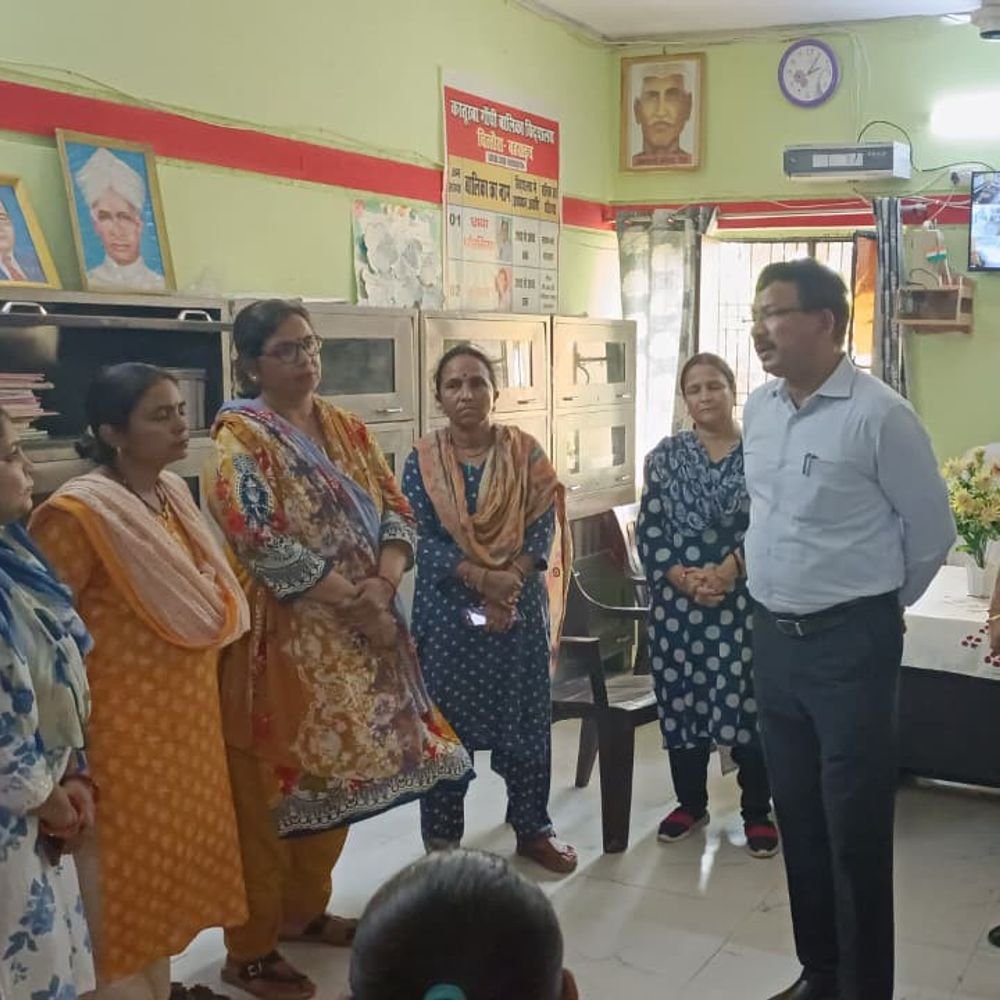 कस्तूरबा विद्यालय में डीएम ने छात्राओं से पहाड़े सुने:कम उपस्थिति पर वार्डेन से मांगा स्पष्टीकरण, शिक्षा गुणवत्ता सुधारने के निर्देश