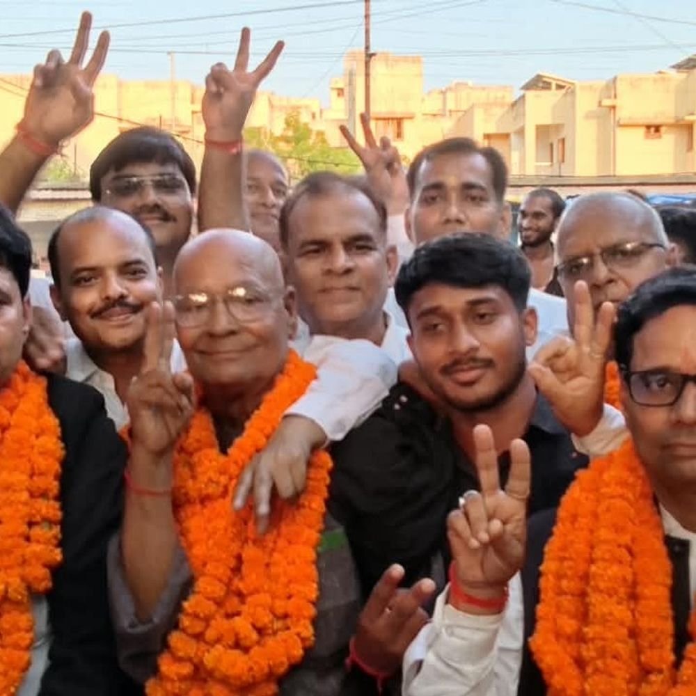 बृजबांके तिवारी अध्यक्ष, शिवानंद त्रिपाठी मंत्री निर्वाचित:कलेक्ट्रेट बार एसोसिएशन के चुनाव में ललित नारायण पांडेय बने वरिष्ठ उपाध्यक्ष, समर्थकों ने मनाया जश्न