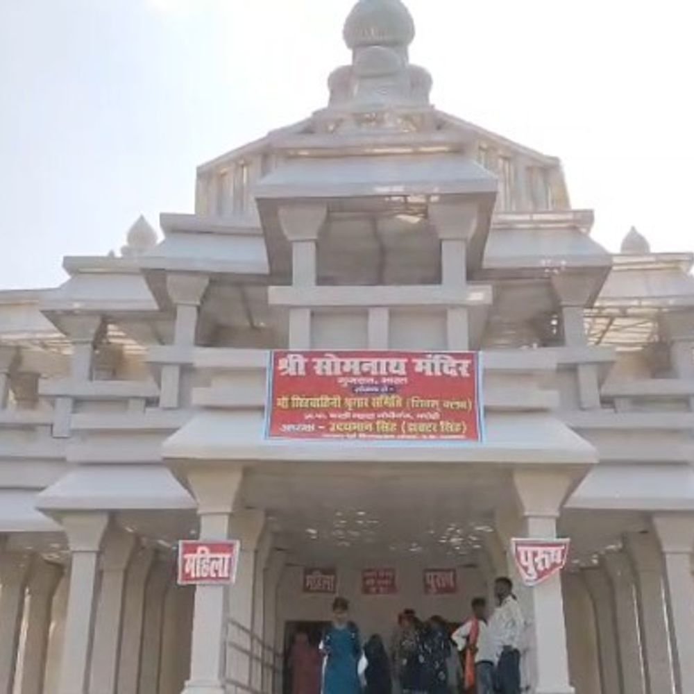 गोपीगंज में सोमनाथ मंदिर जैसे पंडाल में दर्शन शुरू:75 लाख में तैयार हुआ, शारदीय नवरात्र की सप्तमी पर मां दुर्गा की प्राण प्रतिष्ठा हुई