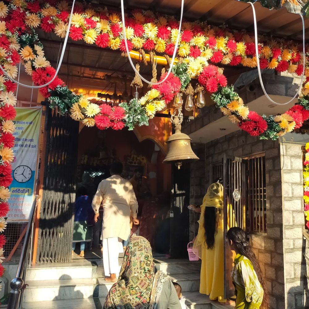 नहटौर के मां चामुंडा मंदिर में उमड़े श्रद्धालु:नारियल, चुनरी और प्रसाद चढ़ाकर भक्तों ने की पूजा