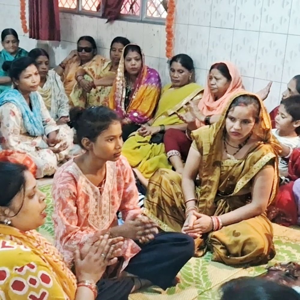 कानपुर में मनाया दुर्गा पूजा महोत्सव:मां आनंदी माता का श्रृंगार किया, महाआरती के बाद मंदिर में भक्तों गाए भजन