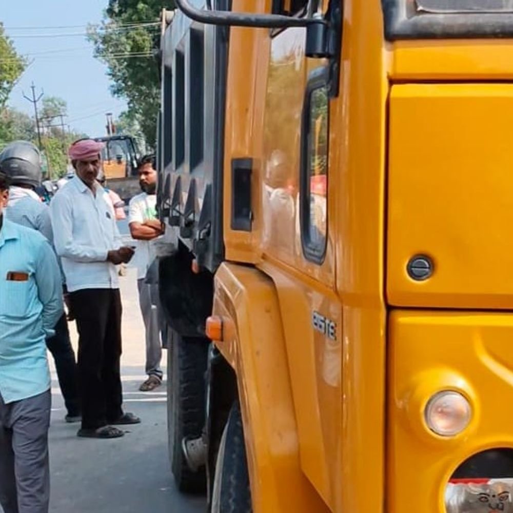 मऊ में डंपर ने बाइक सवार दो भाइयों को रौंदा:एक का हाथ कटा, गैस सिलेंडर भरवाने जा रहे थे, घर में ब्रह्मभोज की तैयारी चल रही थी