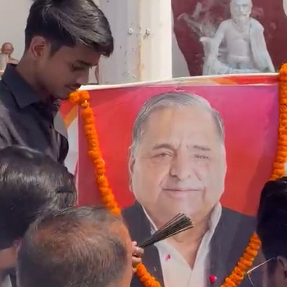डीडीयू में मुलायम सिंह को श्रद्धांजलि:पुण्यतिथि पर छात्र नेता ने नमन, शोषितों के हक की उठाई आवाज