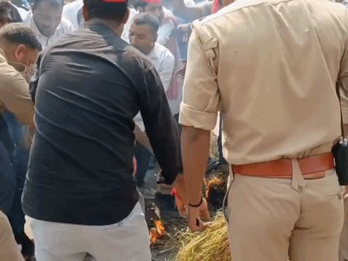 सपा ने फूंका भाजपा का झंडा और ज्ञानेश का पुतला:पुलिस बेबस, भाजपा के झण्डे को जूतों से कुचला, सियासी हलकों में हड़कंप