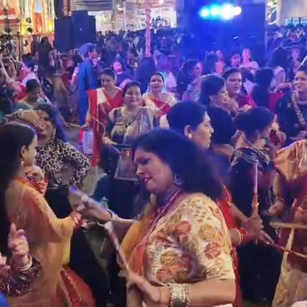 दुर्गा पूजा में डांडिया की धुन पर झूमीं महिलाएं:लखनऊ में रंग-बिरंगे परिधानों में महिलाओं ने किया गरबा, गुजराती गीत गूंजे