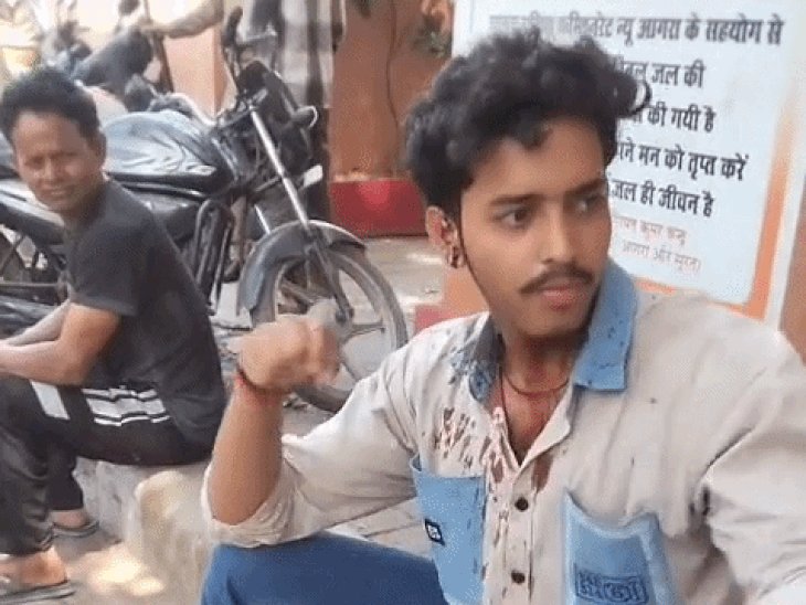आगरा यूनिवर्सिटी में 20 दबंगों ने घुसकर छात्रों को पीटा:दो छात्रों के सिर फोड़े, गार्ड देखते रहे, मौके से फरार हुए आरोपी