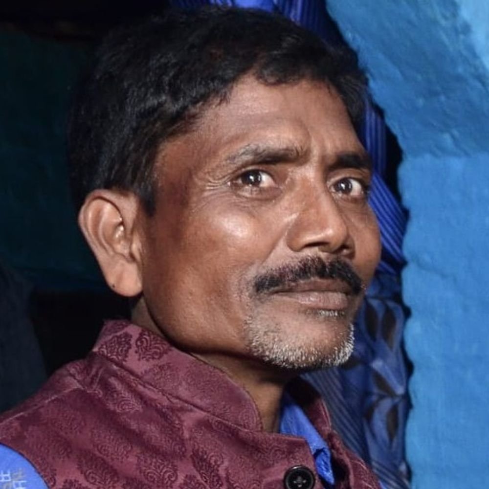 रामपुर में हाईवे पर कार ने व्यक्ति को रौंदा:जिला अस्पताल पहुंचने से पहले मौत, परिवार में पत्नी-बेटी अकेली; चालक फरार