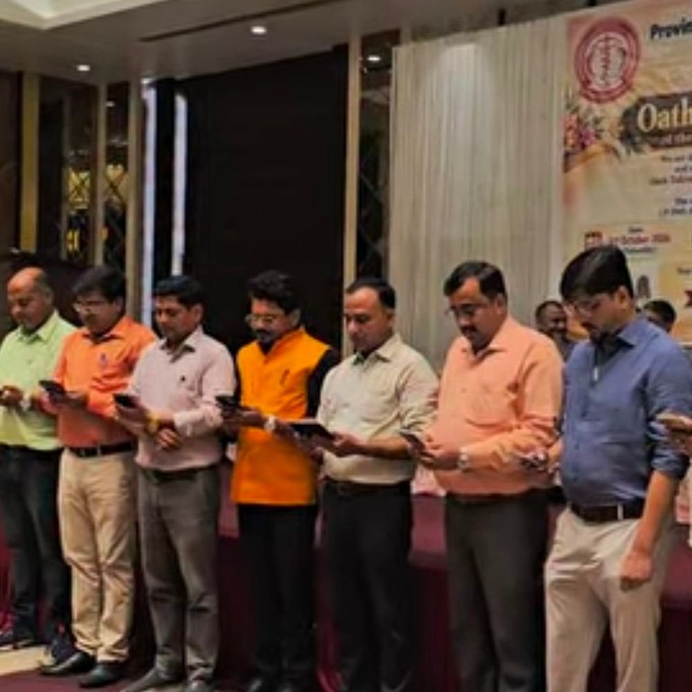 बलिया में शपथ ग्रहण समारोह:पीएमएस नवनिर्वाचित पदाधिकारियों ने ली शपथ, समस्याओं के समाधान का भरोसा