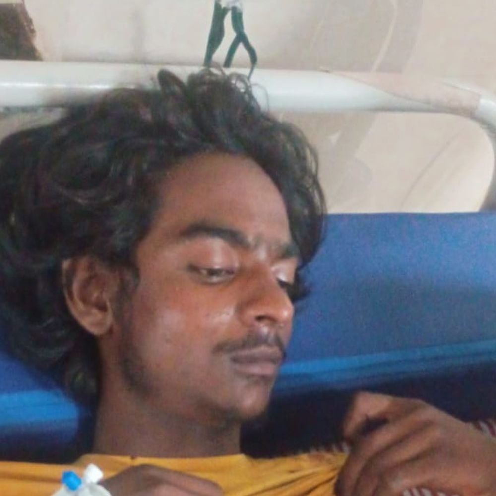देवरिया में युवक के सीने में घोंपा चाकू; हालत गंभीर:मेडिकल कॉलेज के ट्रामा सेंटर में भर्ती; बाजार से घर लौटते समय हुआ हमला