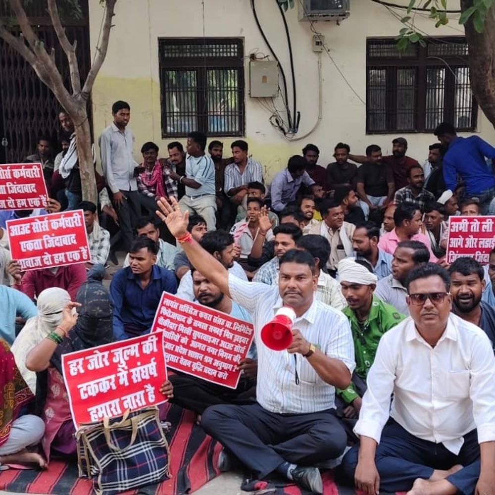वेतन वृद्धि की मांग को लेकर डोर-टू-डोर कूड़ा कलेक्शन बंद:फिरोजाबाद में ठेका कर्मचारी हड़ताल पर, कन्हैया नगर वर्कशॉप पर धरना