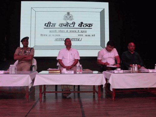 त्योहारों को लेकर आजमगढ़ में चली देर रात्रि तक बैठक:डीएम-एसएसपी ने की शांति समिति की बैठक, सुरक्षा व्यवस्था चाक-चौबंद रखने के निर्देश