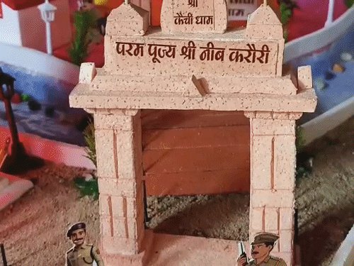गोरखपुर में 'कैंची धाम' थीम पर सजा पंडाल:'हनुमान अंश' देखकर जगी श्रद्धा, हिंदू-मुस्लिम ने मिलकर तैयार की दिव्य झांकी
