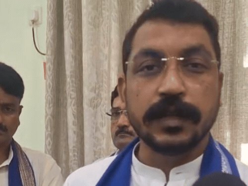 रातोंरात बढ़ जाता है चुनाव आयोग का वोट परसेंट:आगरा में सांसद चंद्रशेखर बोले- बैलेट पेपर से होने चाहिए चुनाव, मेरी पार्टी का किसी से गठबंधन नहीं