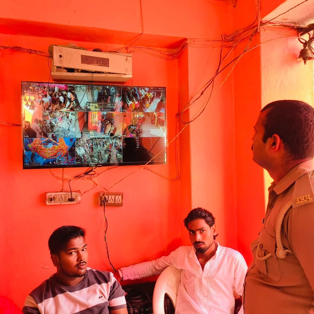 घाटमपुर में मां कूष्मांडा के दर्शन को उमड़े भक्त:मंदिर में सुबह से लगी कतारें, शाम को एक लाख दीपों से जगमगाएगा परिसर