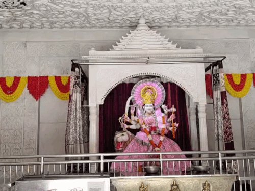 मेरठ में शारदीय-नवरात्र के पहले दिन उमड़ी भक्तों की भीड़:मंदिरों में सजावट और मां के दिव्य शृंगार ने मोहा मन