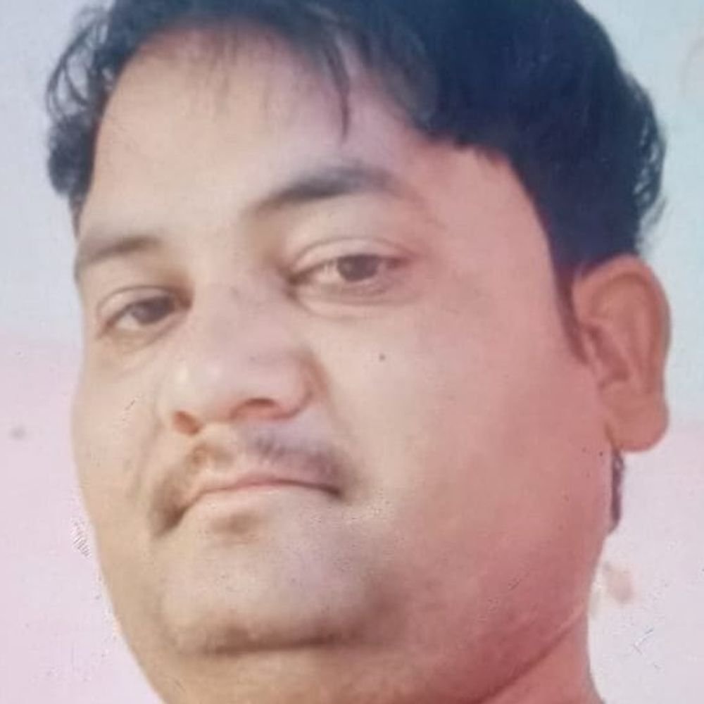 अज्ञात वाहन ने बाइक में मारी टक्कर, युवक की मौत:आगरा से फिरोजाबाद घर लौट रहे थे, टूंडला क्षेत्र में हादसे के बाद परिवार में मचा कोहराम