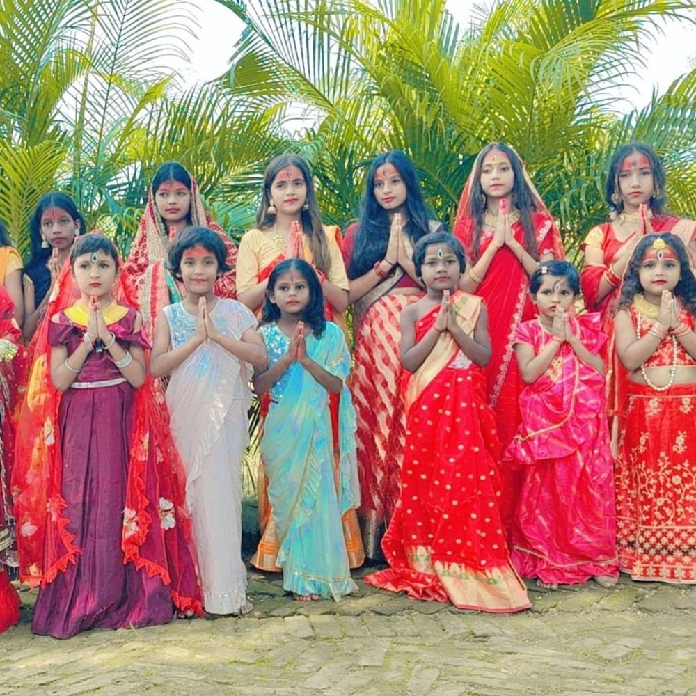 गोरखपुर के स्कूल में सांस्कृतिक कार्यक्रम आयोजित:पारंपरिक वेशभूषा में सजीं छात्राएं, भक्ति गीतों के साथ नवदुर्गा उत्सव