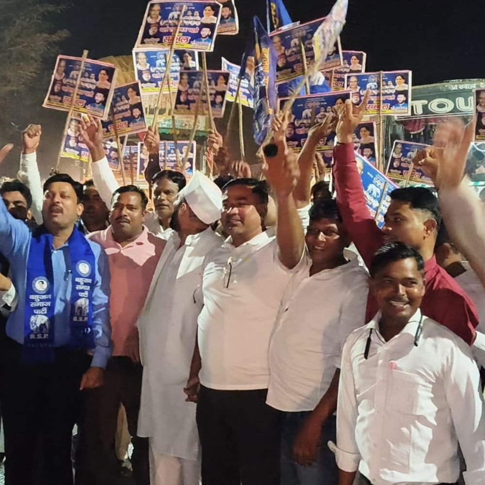 संभल से बसों से लखनऊ रवाना हुए बसपा कार्यकर्ता:कांशीराम की पुण्यतिथि के कार्यक्रम में शामिल होने जा रहे