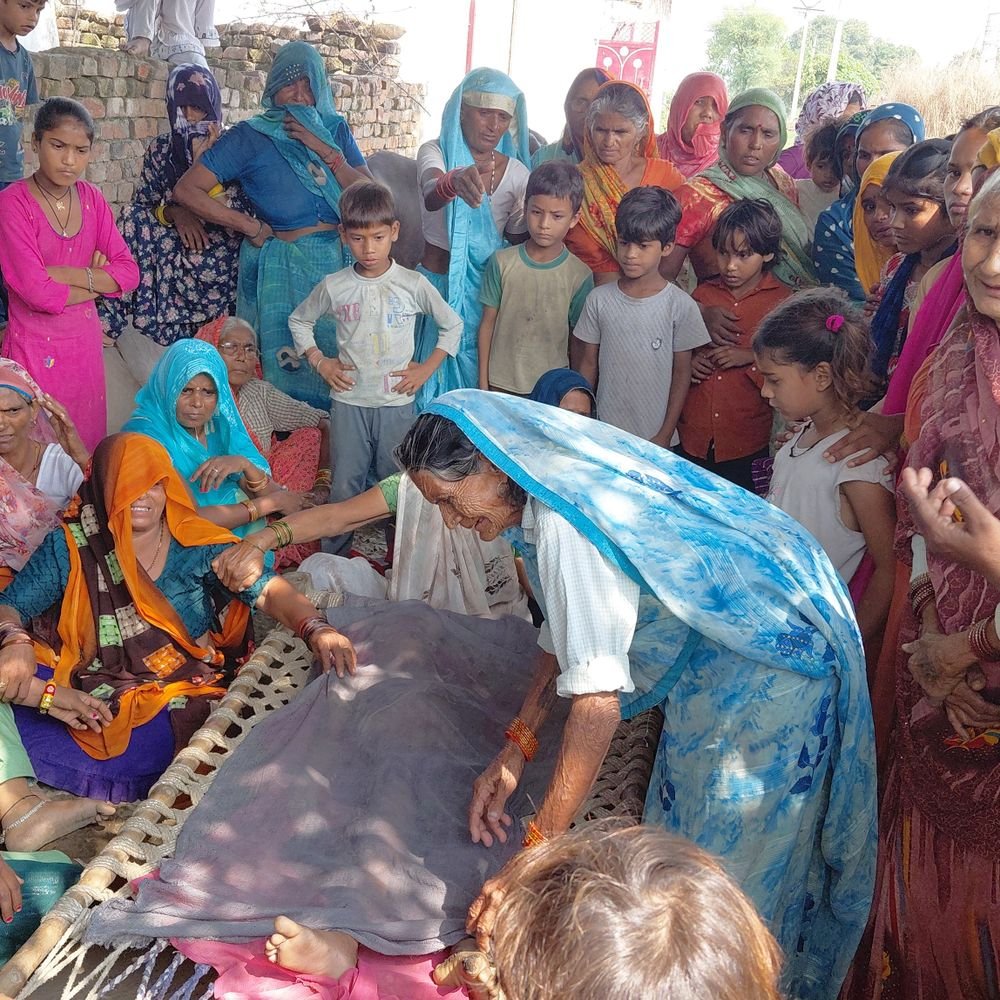 छत पर खेल रहे बच्चे की हाईटेंशन करंट से मौत:एक हफ्ते पहले ननिहाल आया था, मकान से एक फीट ऊपर से गुजर रही लाइन