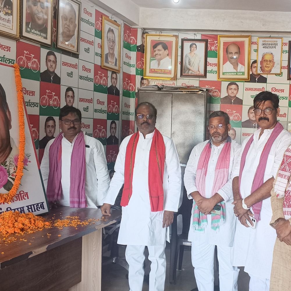 सपा कार्यालय पर मान्यवर कांशीराम साहब को दी श्रद्धांजलि:नेताओं और कार्यकर्ताओं ने उनके चित्र पर पुष्प चढ़ाकर नमन किया, योगदान याद किया