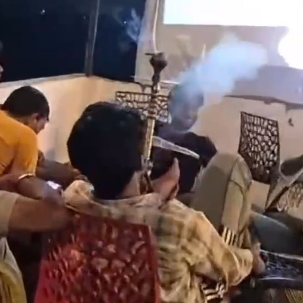 बुलंदशहर में अवैध हुक्काबार चलाने के आरोप में FIR:कैफे की ऊपरी मंजिल पर हुक्का पीते दिखे थे युवक, जांच जारी