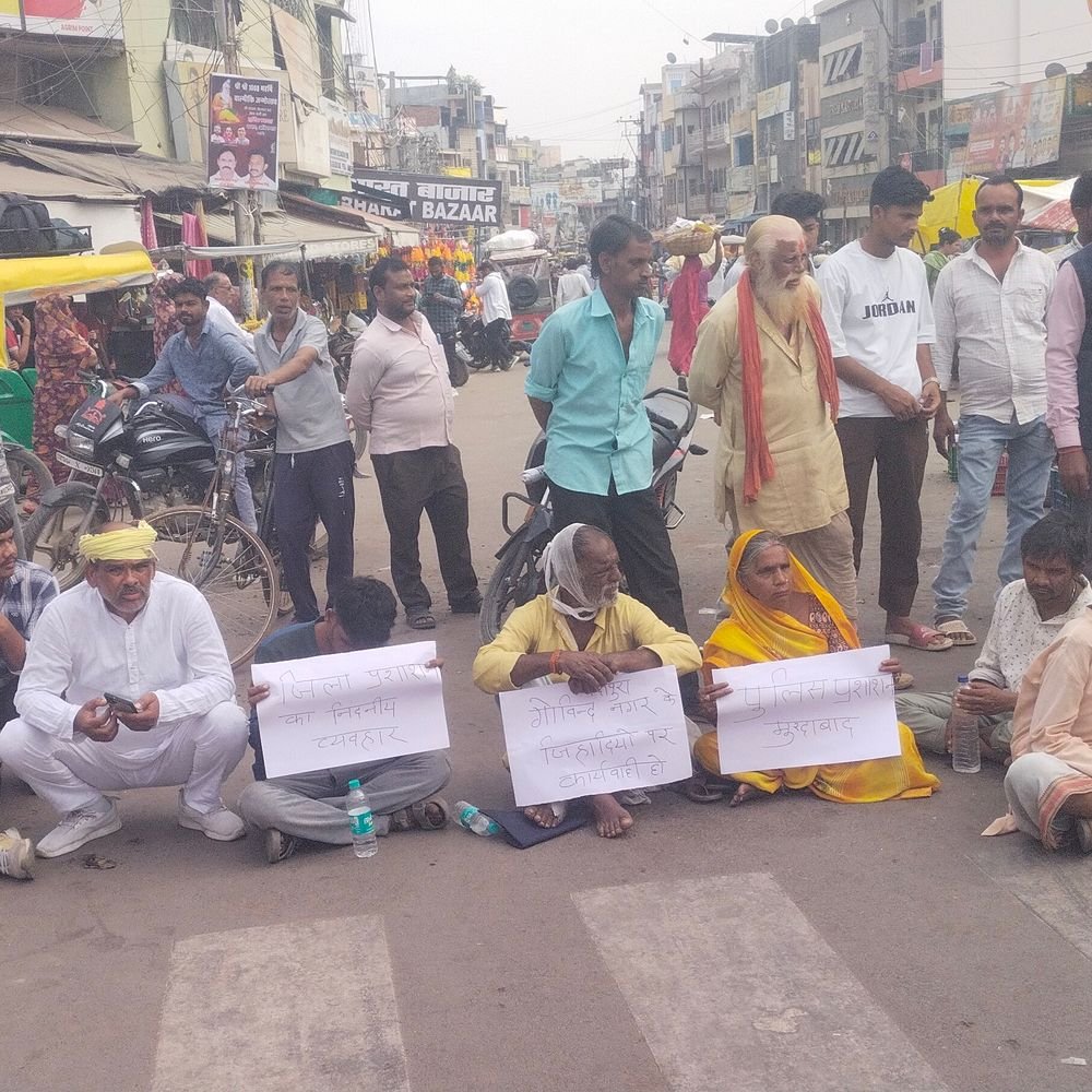 ललितपुर में विश्व हिंदू परिषद ने घंटाघर पर लगाया जाम:मारपीट के मामले में न्याय की मांग, 3 दिन पहले दर्ज हुई थी FIR