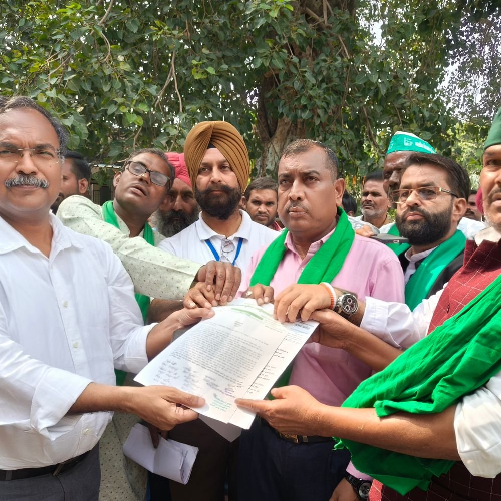 शाहजहांपुर में किसानों ने कलेक्ट्रेट पर प्रदर्शन किया:धान-गन्ने का मूल्य बढ़ाने, अधिकारियों के ट्रांसफर और आवारा पशुओं को हटाने की मांग