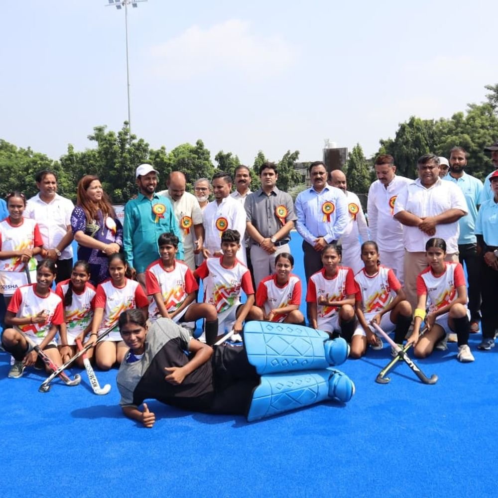 मऊ में राज्य स्तरीय जूनियर बालिका हॉकी प्रतियोगिता शुरू:18 मंडलों की टीमें ले रहीं हिस्सा, डीएम और एसपी ने बढ़ाया उत्साह