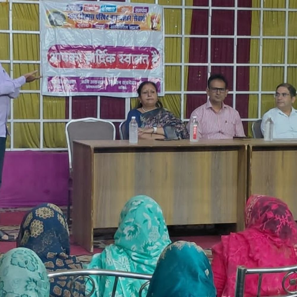 बुलंदशहर में स्वच्छता कर्मियों को मिला सम्मान:शहर को स्वच्छ रखने वाले 22 स्वच्छ मित्रों को किया सम्मानित