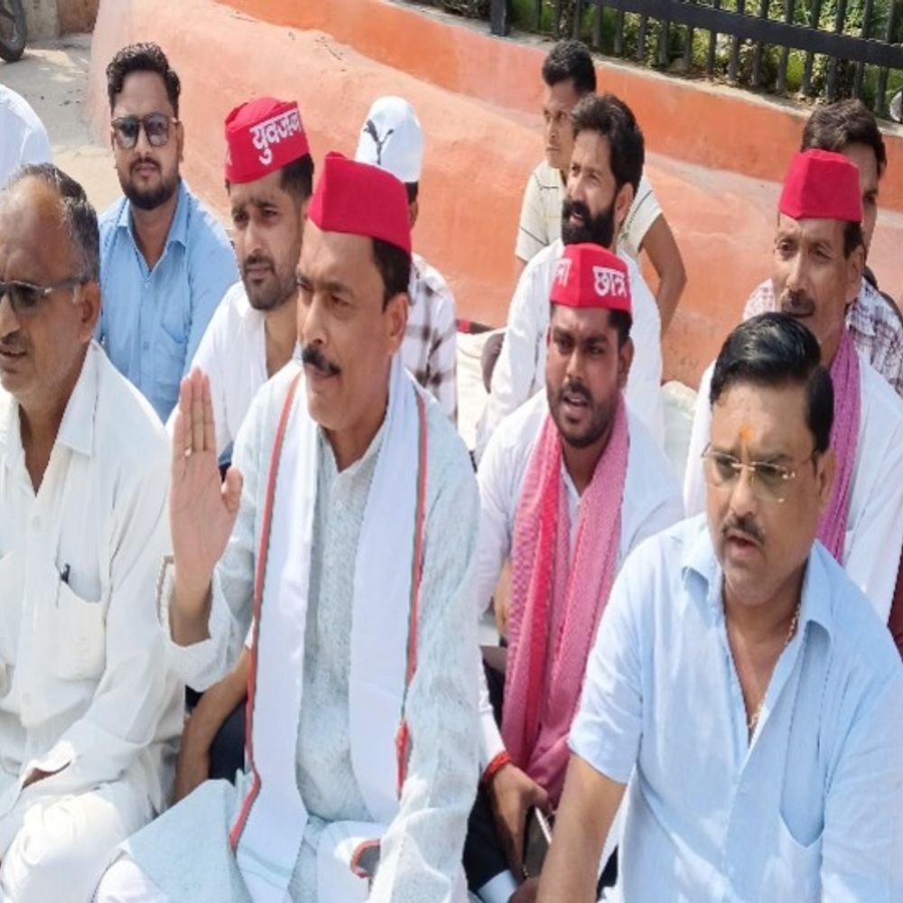 अखिलेश यादव की गिरफ्तारी पर शाहजहांपुर में सपा का धरना:जिलाध्यक्ष तनवीर खां पदाधिकारियों के साथ शहीद प्रतिमाओं के पास धरने पर बैठे