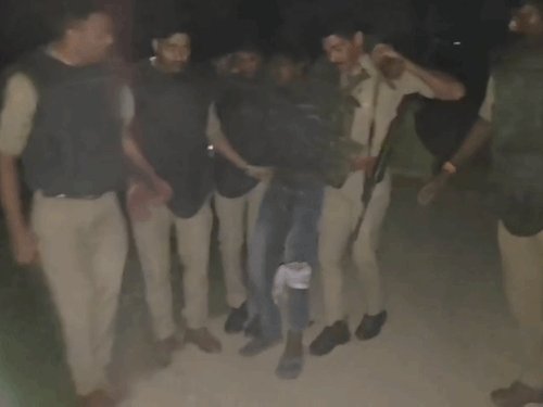 आजमगढ़ में पुलिस मुठभेड़, दो शातिर चोर गिरफ्तार:छह चोरी की घटनाओं का खुलासा; छह लाख के जेवर बरामद, दर्ज हैं 19 से अधिक मुकदमे
