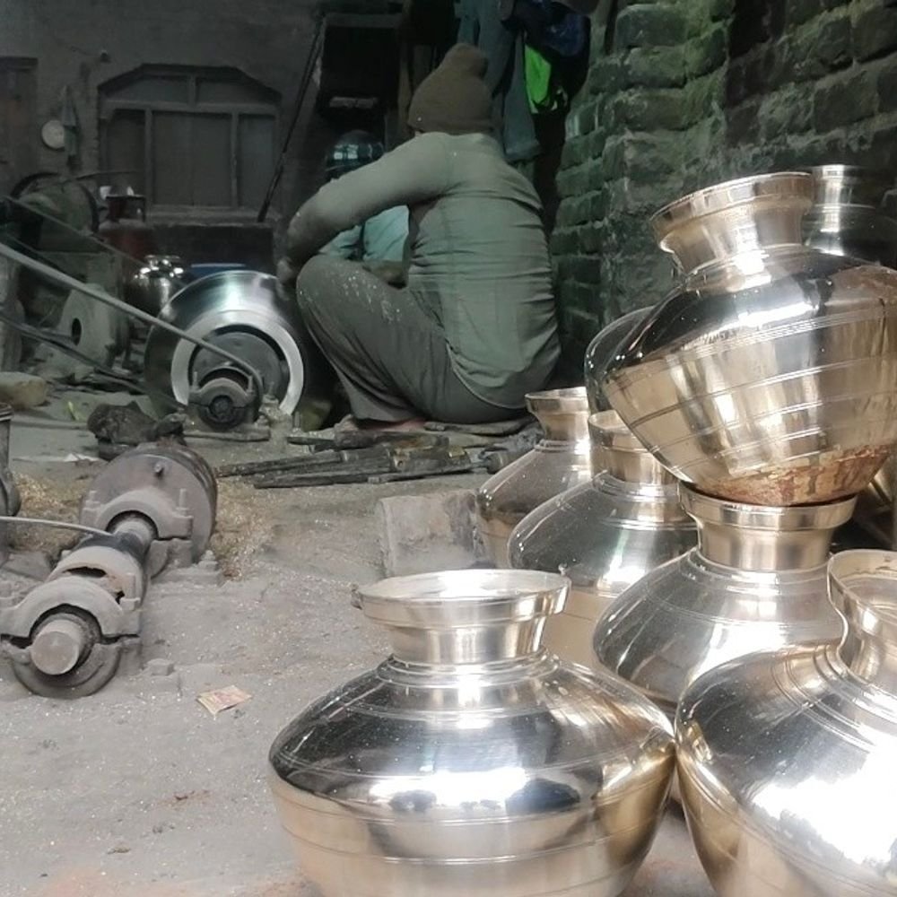 करवा चौथ आते ही करवे बनाने का काम तेज:त्योहार पर बढ़ती मांग से कारोबारियों को अच्छे मुनाफे की उम्मीद, पूजा के बर्तन तैयार करने में जुटे कारीगर