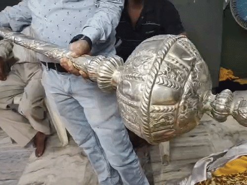 ब्रिटिशकाल से शुरू हुई परेड रामलीला मंचन 150 साल पूरे:कानपुर में 100 साल पुराने चांदी के धनुष, गदा चला रहें श्री राम-लक्ष्मण और हनुमान
