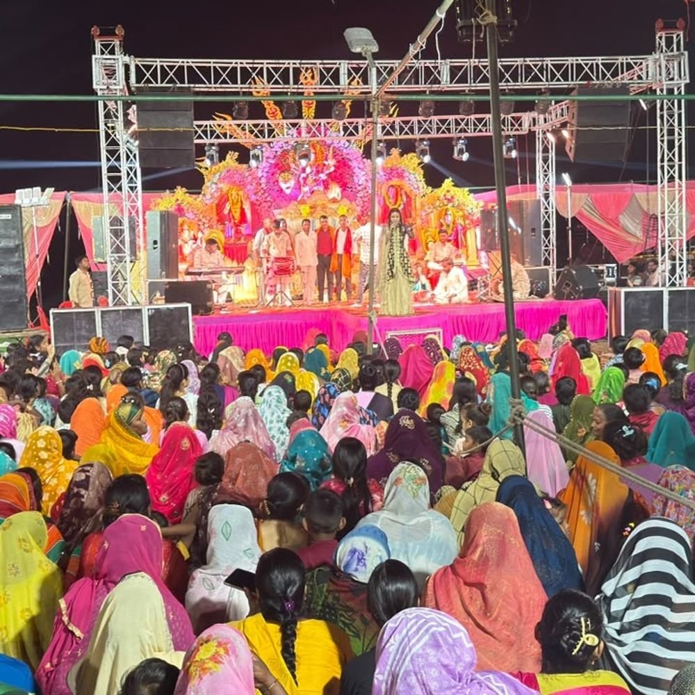 उन्नाव में भगवती के जागरण में उमड़ा आस्था का सैलाब:भजनों पर झूमे श्रद्धालु, श्रीराम-जानकी बैठे हैं मेरे सीने में’ भजन से भक्तिमय हुआ माहौल