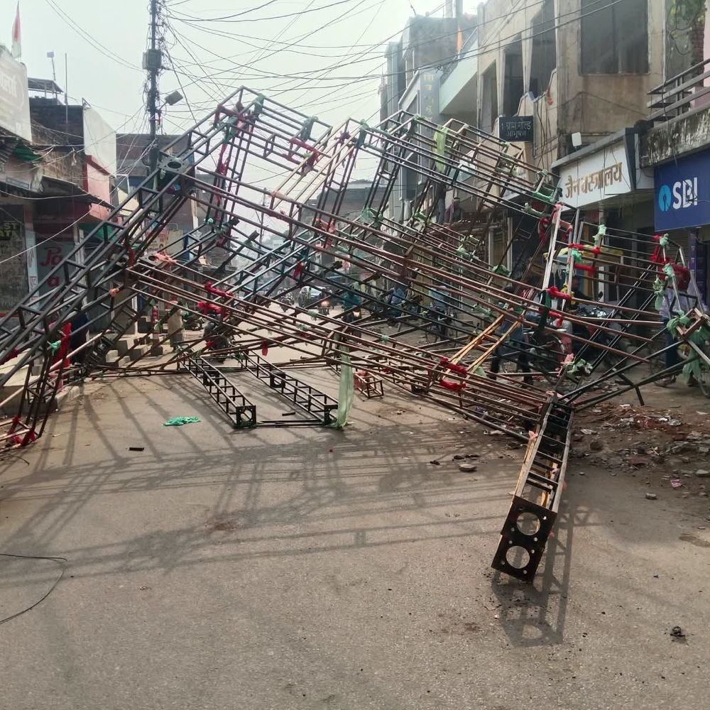 अज्ञात वाहन की टक्कर से दुर्गा पूजा पंडाल ढहा:भारी वाहन के प्रवेश और पुलिस बूथ पर कर्मी की मौजूदगी को लेकर जताई नाराजगी