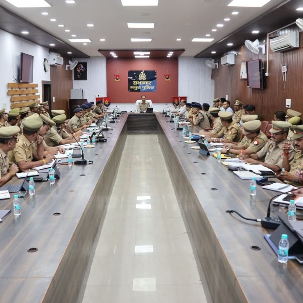 एसएसपी ने अपराध रोकने और कानून व्यवस्था पर की समीक्षा:बढ़ियाकाम करने वाले पुलिसकर्मियों को सम्मानित किया