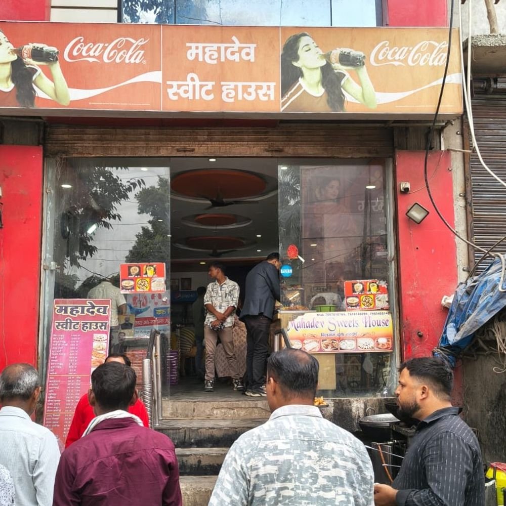 हरदोई में बिना लाइसेंस मिठाई फैक्ट्री बंद कराई:53 हजार का 60 किलो काजू सीज, रसगुल्ले नष्ट किए, तीन दुकानों से खाद्य नमूने लिए