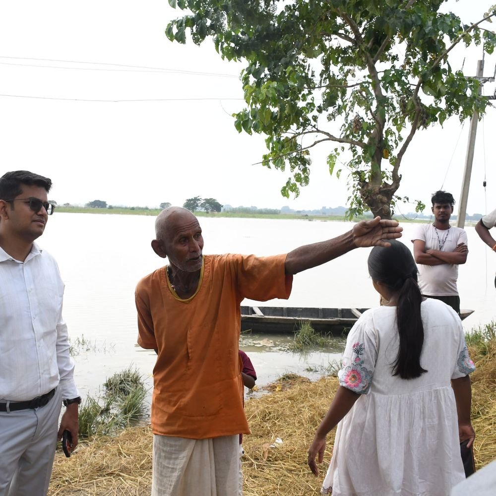 सिद्धार्थनगर में बाढ़ प्रभावित गांवों में पहुंचे डीएम:फसल नुकसान का सर्वे कराकर मुआवजा दिलाने के निर्देश