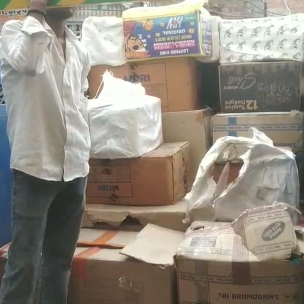 फिरोजाबाद में गोदाम में मिले दो टन से ज्यादा पटाखे:एसओजी की सूचना पर पुलिस ने छापेमारी की, पटाखे रखने के उद्देश्य की जांच शुरू