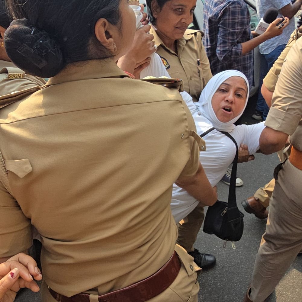 लखनऊ में AAP का प्रदर्शन,ज्ञानेश कुमार के इस्तीफे की मांग:स्वास्थ्य भवन चौराहे पर पुलिस और कार्यकर्ताओं के बीच झड़प, विधानसभा की ओर बढ़ने की कोशिश, पुलिस ने हिरासत में लिया