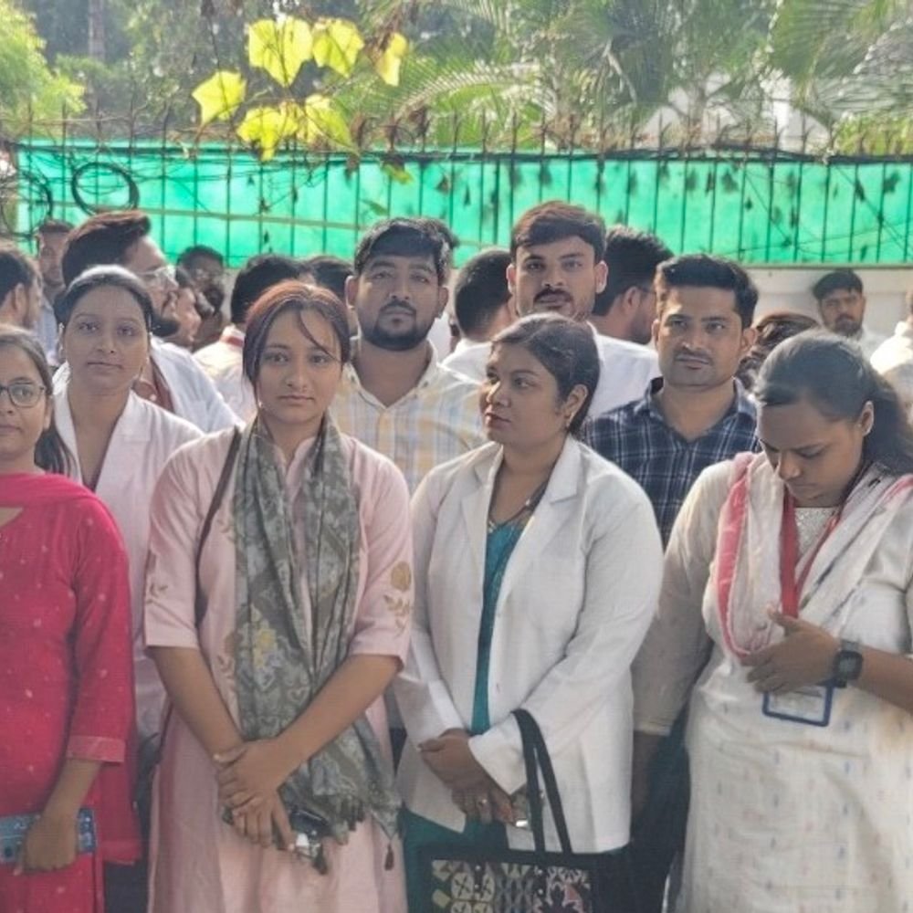 लखनऊ में स्वास्थ्यकर्मियों का धरना:कैडर का निर्माण, वेतन और सेवा शर्तों में सुधार सहित अन्य मांग