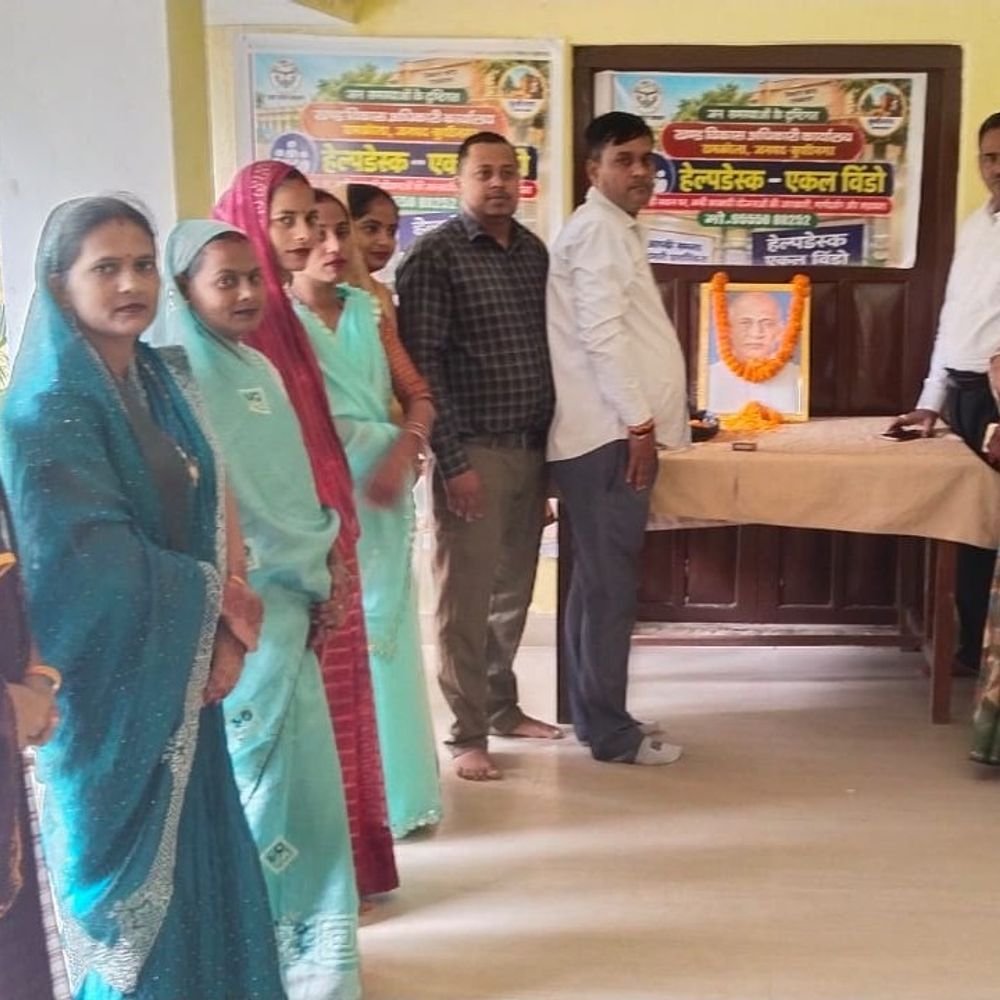 कुशीनगर में सरदार पटेल की जयंती मनाई गई:अधिकारियों ने चित्र पर चढ़ाए फूल, राष्ट्र निर्माण में योगदान किया याद