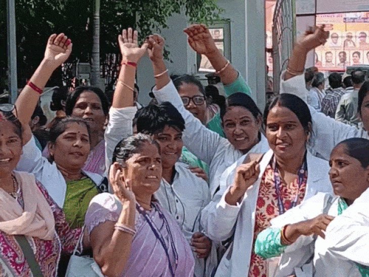 झांसी में ANM ने खोला मोर्चा, मांगों को लेकर प्रदर्शन:बोलीं-उप मुख्यमंत्री हमें स्वास्थ्य विभाग की रीढ़ कहते थे, अब कहां गया सम्मान ?