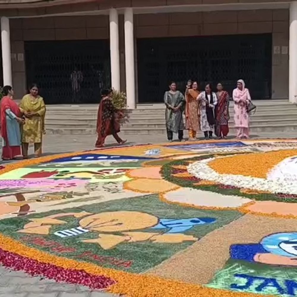 बागपत डीएम कार्यालय रंगोली और फूलों से सजा:प्रधानमंत्री मोदी के जन्मदिन पर 'सेवा संकल्प विकसित भारत' अभियान के तहत दिखा उत्सव जैसा माहौल