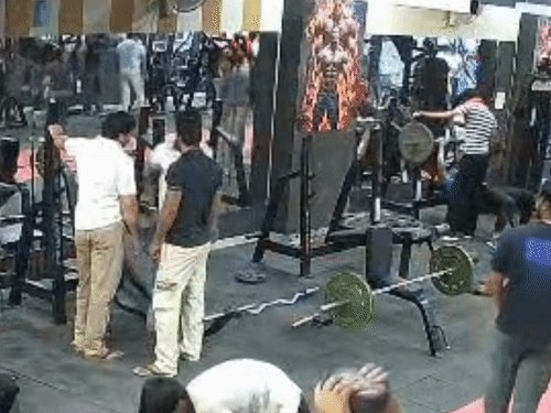 बागपत में छात्र से मारपीट का CCTV:मामूली कहासुनी के बाद विवाद, जिम में घुसकर आरोपी ने मारे 55 घूसे
