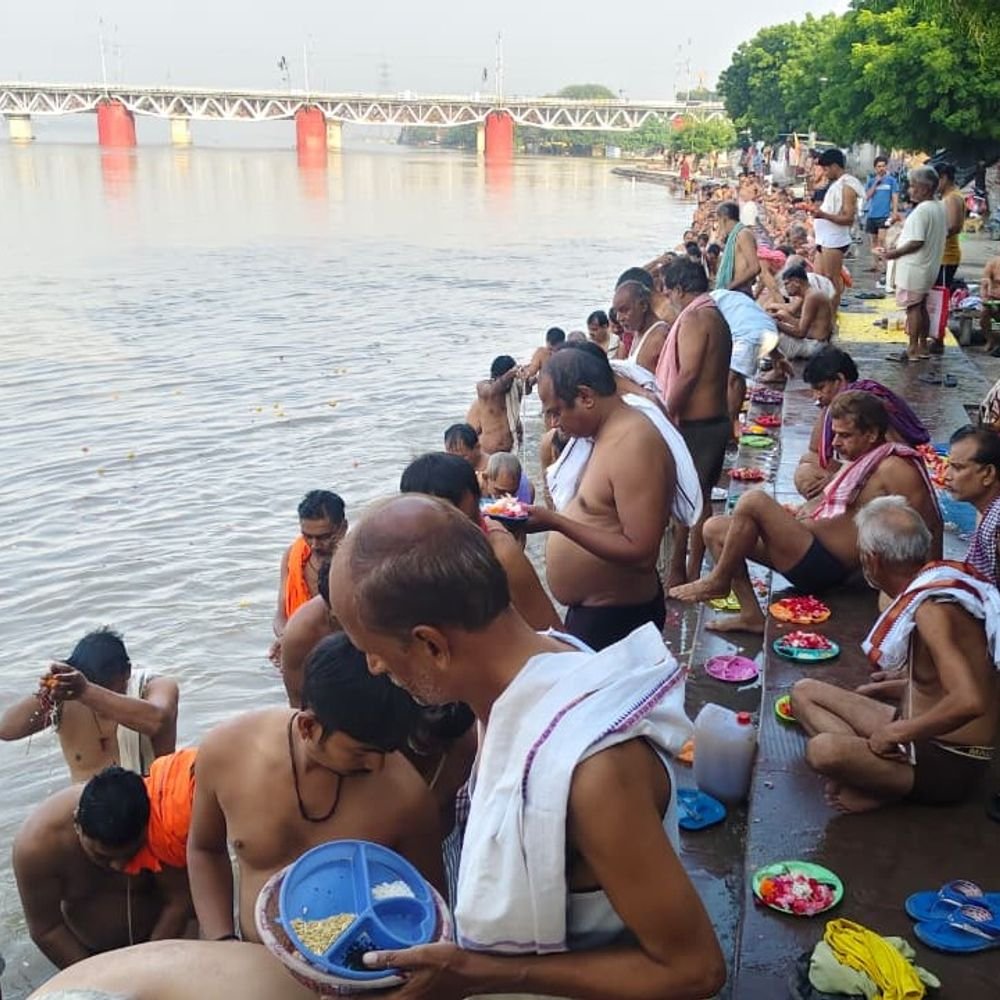 पितृपक्ष के सातवें दिन गंगातट पर उमड़े श्रद्धालु:स्नान के बाद पितरों को किया तर्पण, पिंडदान-श्राद्ध कर मांगी आत्मा की शांति