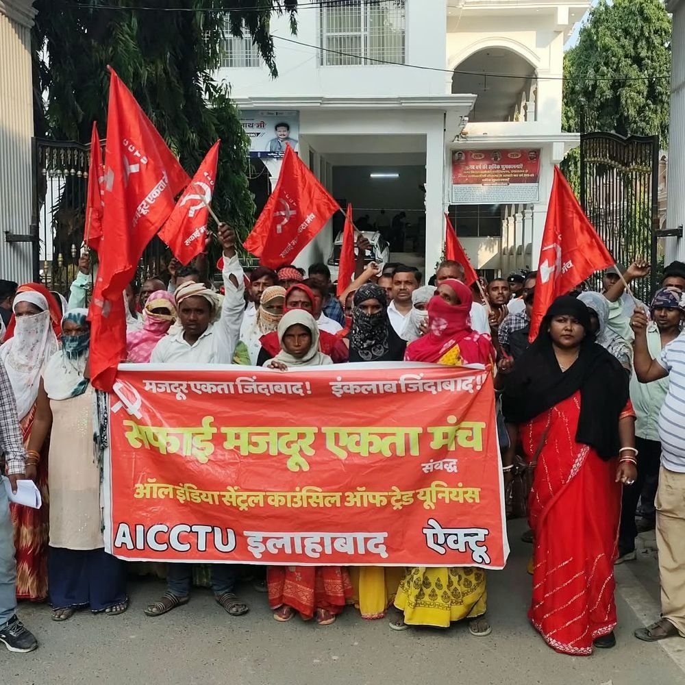 सफाई कर्मचारियों ने 48 घंटे का अल्टीमेटम दिया:मांगों पर बात नहीं हुई तो अनिश्चितकालीन हड़ताल करेंगे; ज्ञापन नोटिस बोर्ड पर चिपकाया