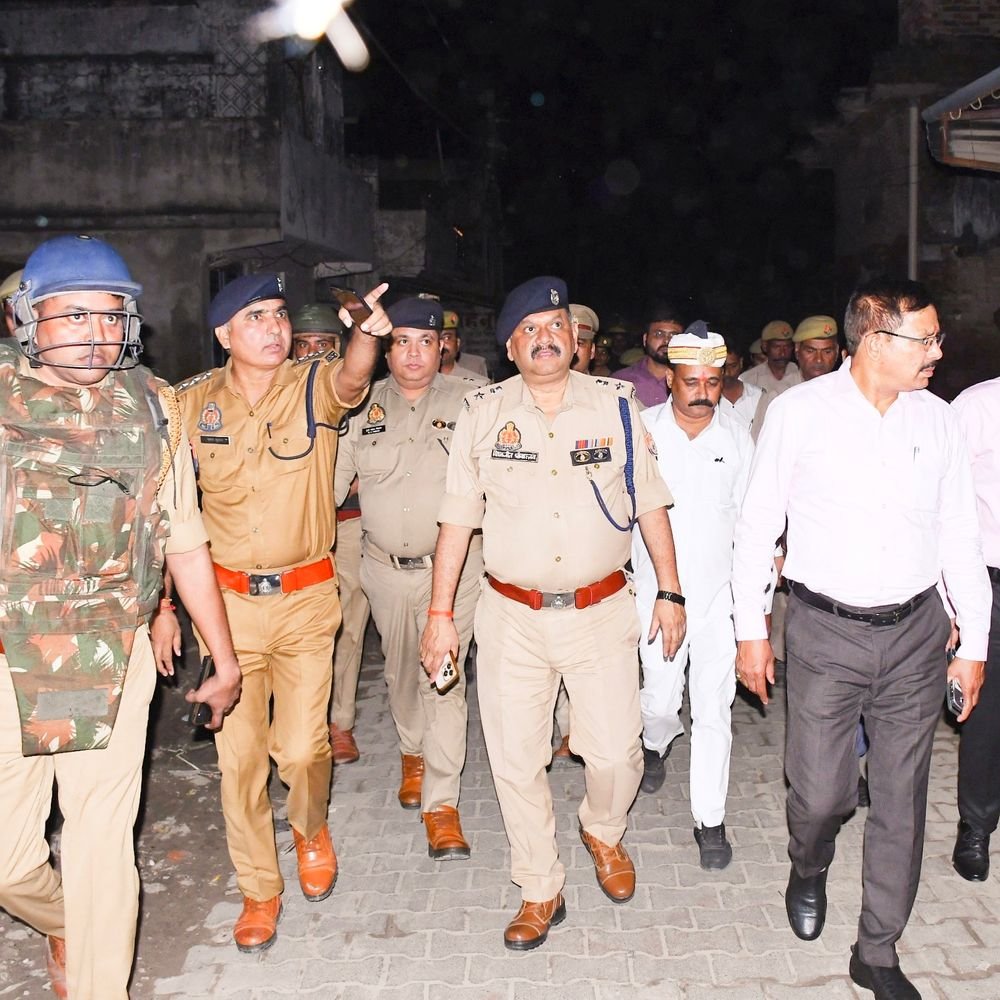 दुर्गा पूजा व दशहरा को लेकर जिला प्रशासन अलर्ट:बहराइच के संवेदनशील महराजगंज कस्बे में सुरक्षा जांची, 2 साल पहले हुई थी हिंसा