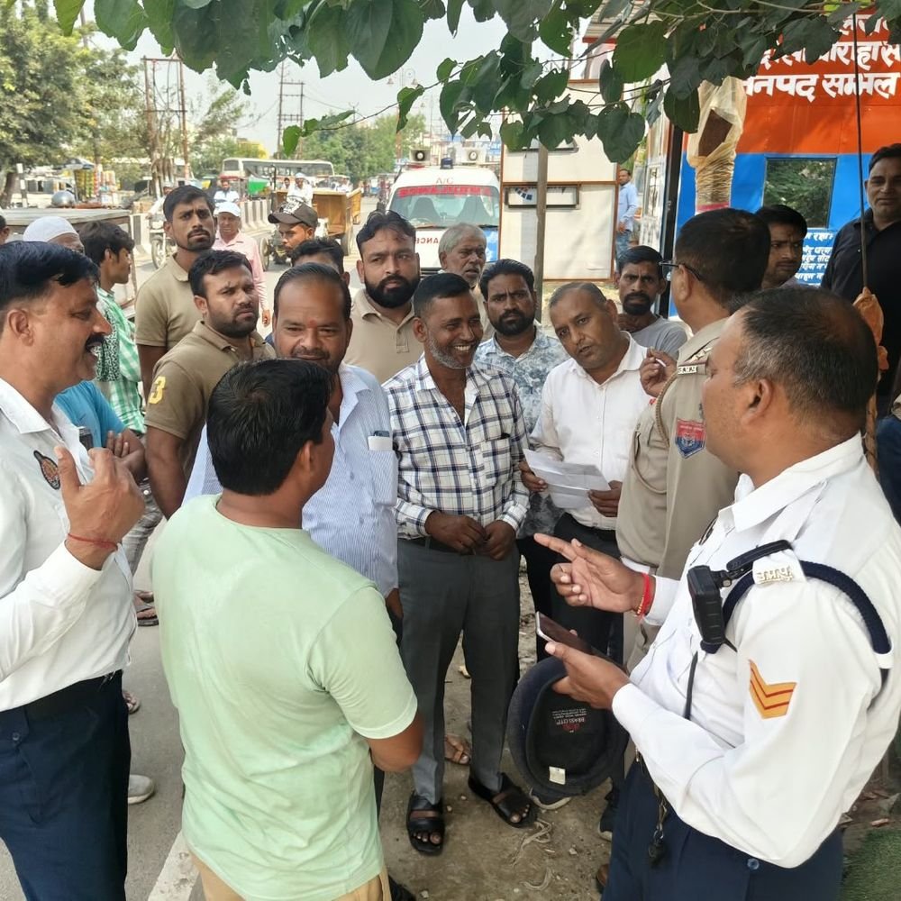 संभल में एम्बुलेंस चालकों ने TSI को घेरा:चेकिंग पर जताई नाराजगी, कागजात पूरे होने पर एम्बुलेंस नहीं रोकने का आश्वासन