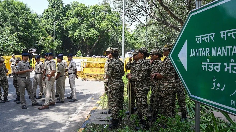 जंतर-मंतर पर धरना दिया तो होगी कार्रवाई दो नेता तिहाड़ जेल भेजे गए